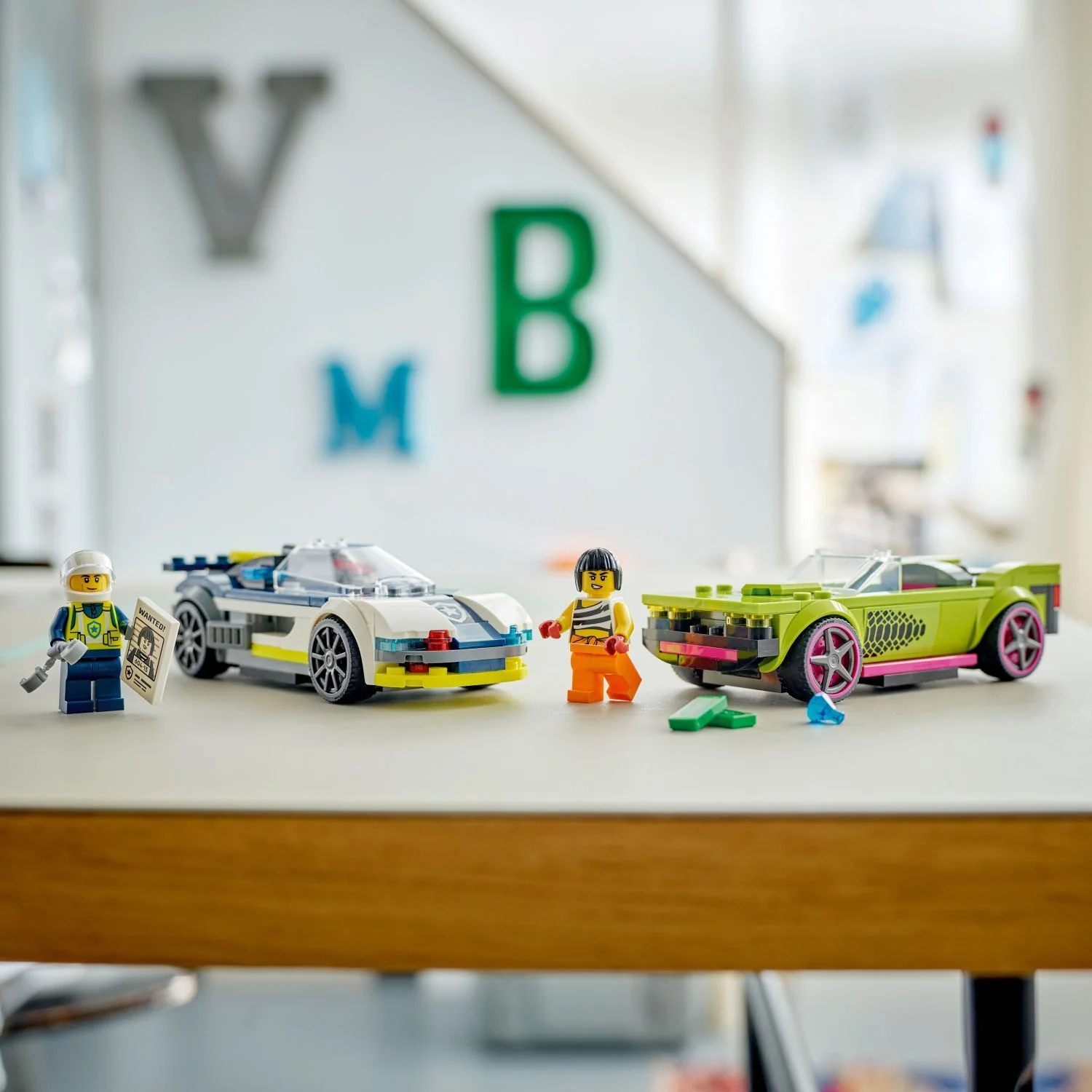 LEGO® City Police: Police Car and Muscle Car Chase - Image 8