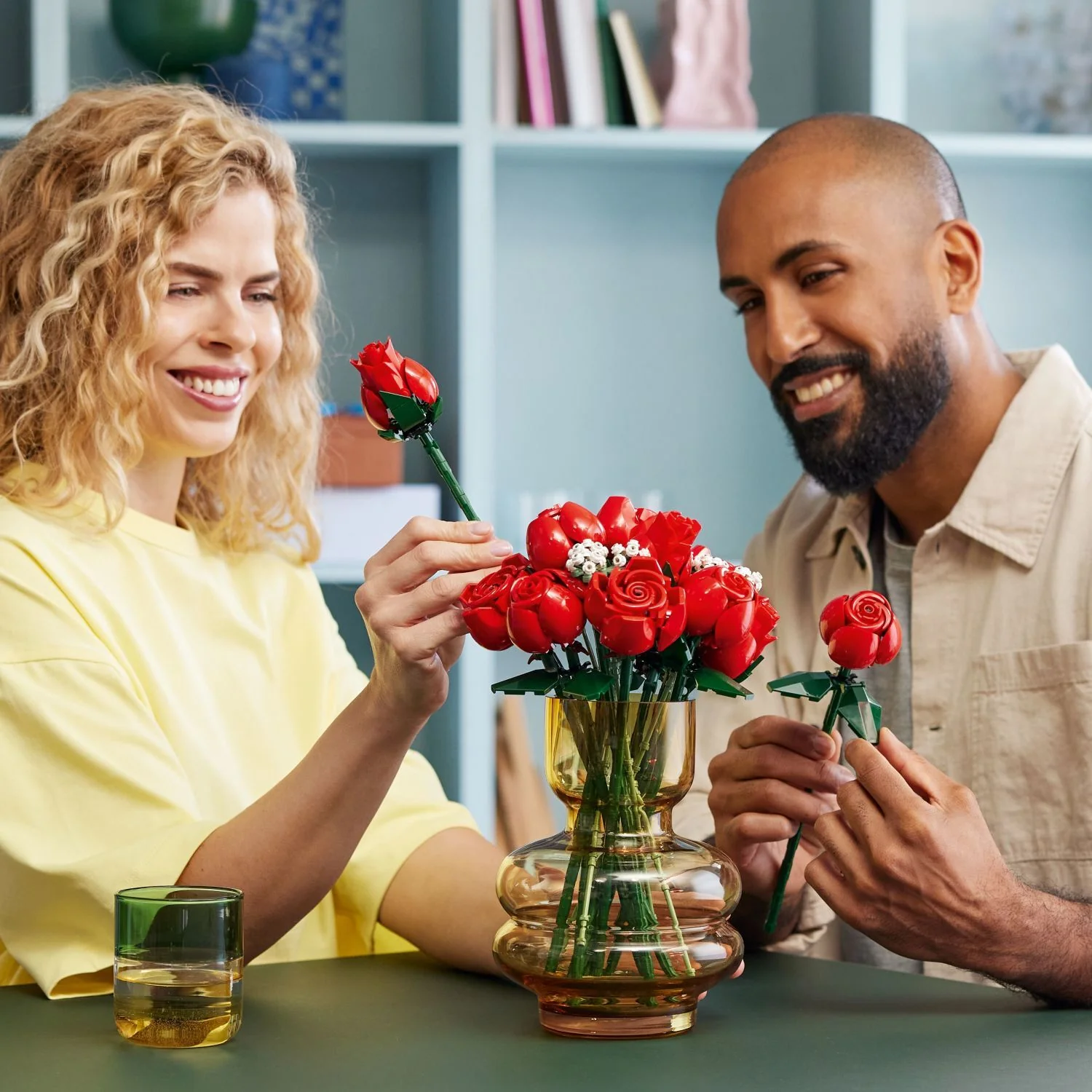 LEGO Icons: Bouquet of Roses - Image 10