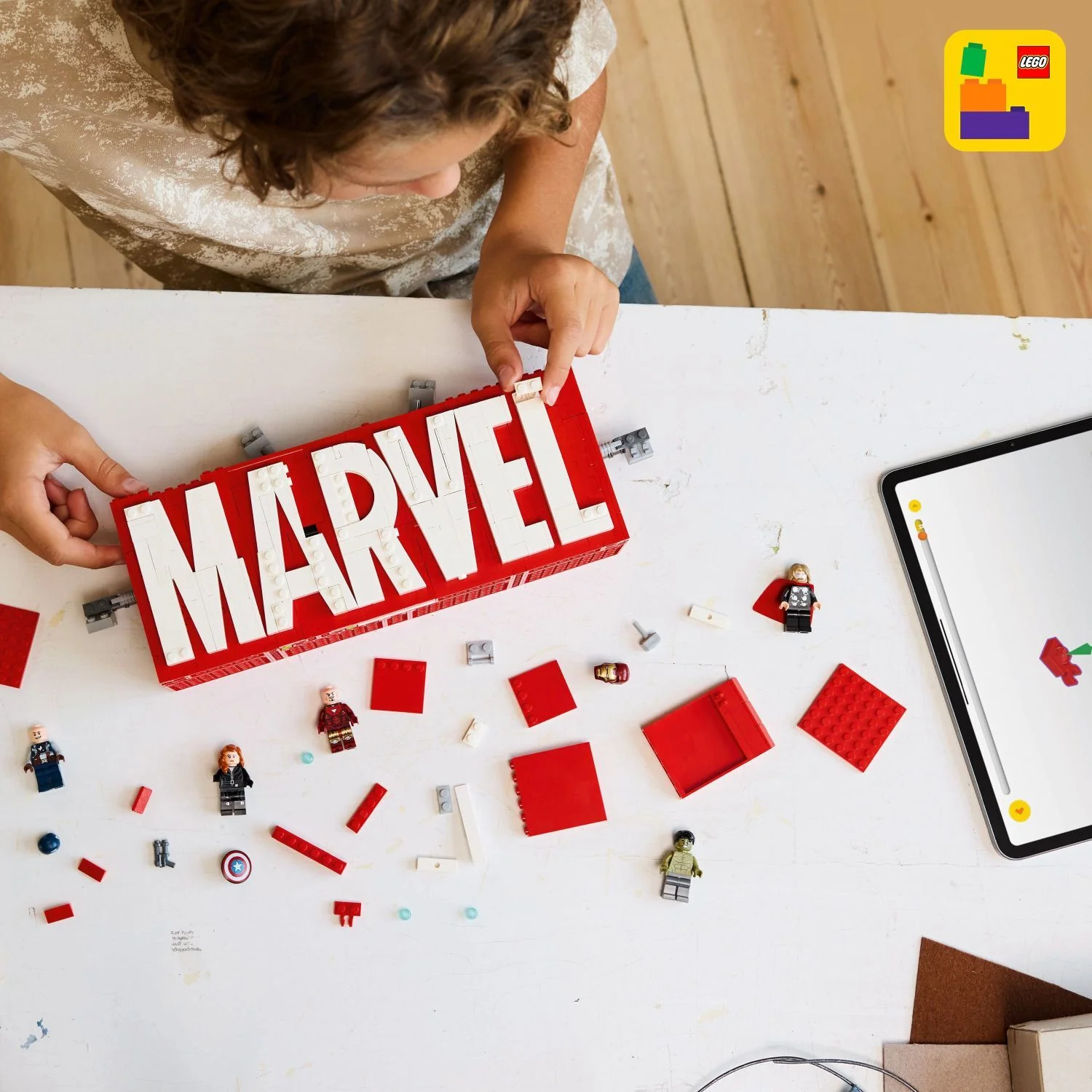 LEGO Super Heroes Marvel: MARVEL Logo & Minifigures - Image 10