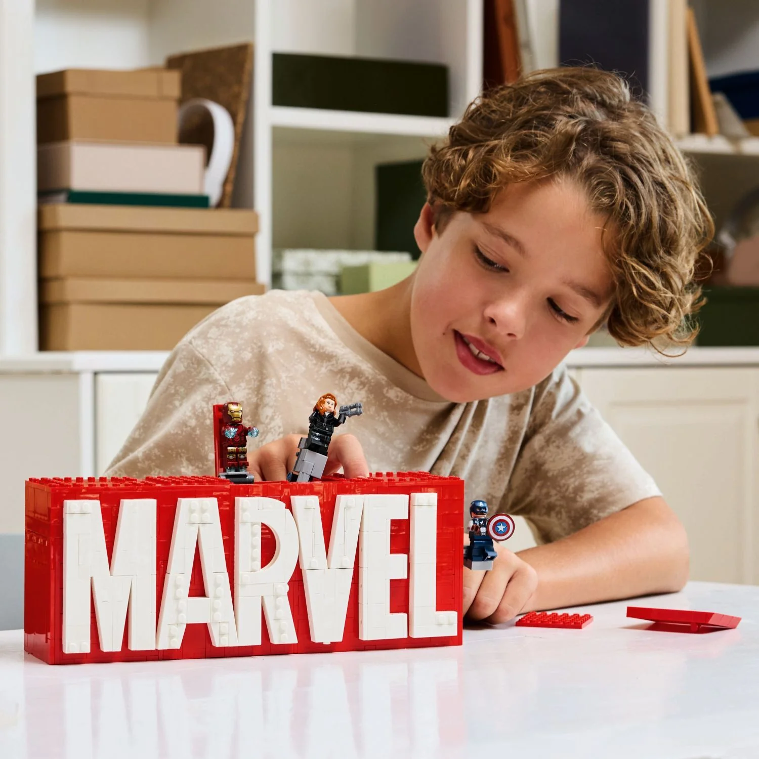 LEGO Super Heroes Marvel: MARVEL Logo & Minifigures - Image 4